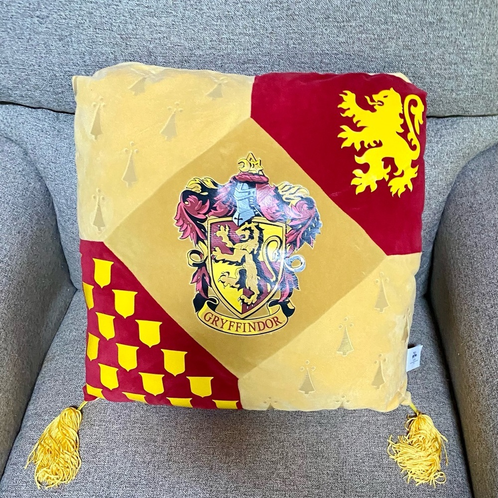🔥The Wizarding World of Harry Potter Gryffindor Tassel Throw pillow🔥 NEW